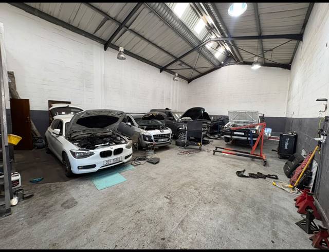 222M² WAREHOUSE TO LET IN GEORGE PARK